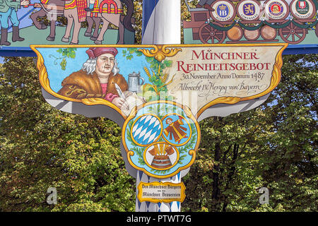 Close-up du Maypole tout à fait caractéristique/Maibaum situé dans les limites de la Munich Viktualienmarkt, sur une belle journée d'automne. Banque D'Images