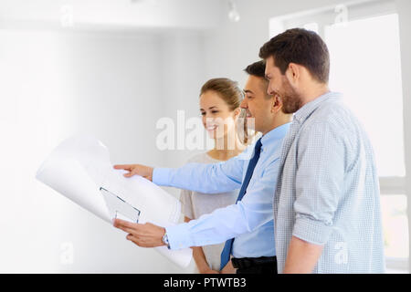Plan directeur de l'agent immobilier montrant nouvelle maison pour couple Banque D'Images