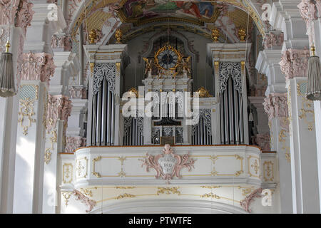 L'Eglise catholique "Heiliggereistkirche mais', situé à deux pas de Viktualienmarkt, dans le centre de Munich. Vu sa est l'organe détaillé. Banque D'Images