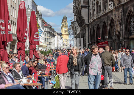 Les touristes et les personnes appréciant le soleil d'automne en Weinstrasse, près de la Marienplatz à Munich, Allemagne. Banque D'Images