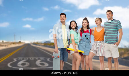 Amis avec des planches à roulettes sur la route US 66 Banque D'Images