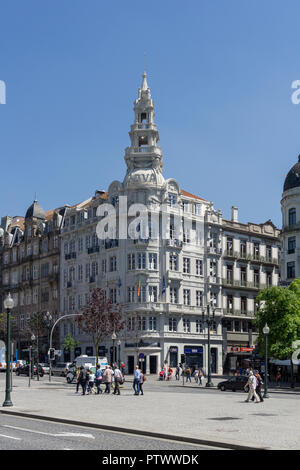 Une vue sur la Place Liberdade le long d'une journée d'été, Porto, Portugal, Europe. Banque D'Images