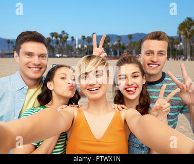 Happy friends et selfies montrant la paix Banque D'Images