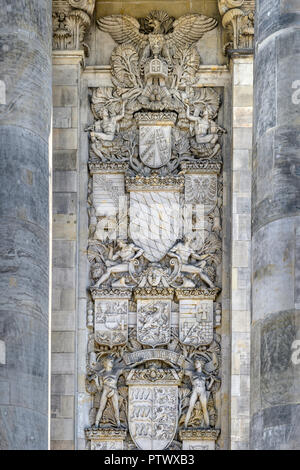 L'une des sculptures impressionnantes sur le côté de l'entrée du Palais du Reichstag à Berlin, Allemagne. Banque D'Images