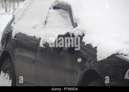 Miroir cassé sur une voiture noire Banque D'Images