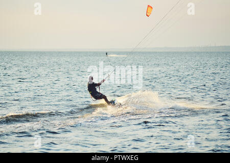 Les gens se baigner dans la mer sur un kiteboard ou kitesurf Banque D'Images