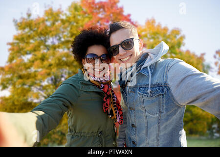 Happy mixed race woman en automne selfies Banque D'Images