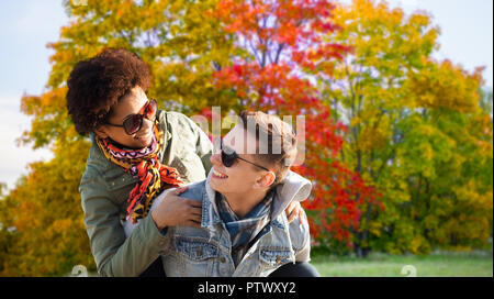 Teenage couple having fun in autumn park Banque D'Images