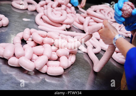 La production alimentaire de la saucisse à une usine de conditionnement de viande. Les bouchers de viande processus Banque D'Images