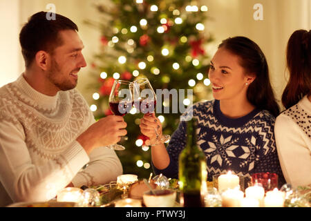 Heureux couple celebrating christmas à la fête Banque D'Images