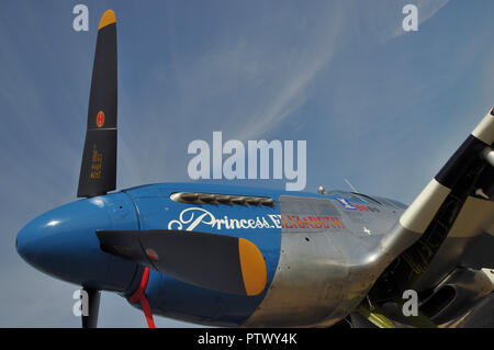 Avion de chasse nord-américain P-51 Mustang nommé Princess Elizabeth. Nez bleu avion de chasse américain de la Seconde Guerre mondiale dans le ciel bleu Banque D'Images