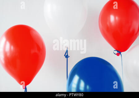 Partie avec décoration rouge, blanc et bleu balloons Banque D'Images