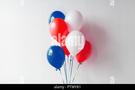 Partie avec décoration rouge, blanc et bleu balloons Banque D'Images