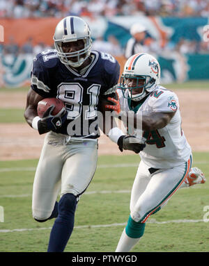 Cowboys de Dallas receveur Terrell Owens est poussé hors des limites après avoir ramassé une première baisse de la sécurité des Dolphins de Miami Reynaldo Hill en 4ème trimestre action NFL au Dolphin Stadium de Miami le 16 septembre 2007. Banque D'Images