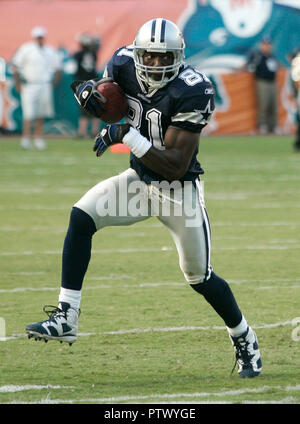 Cowboys de Dallas receveur Terrell Owens court pour une première en bas après avoir fait une capture en 4ème trimestre action NFL au Dolphin Stadium de Miami le 16 septembre 2007. Banque D'Images