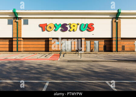 Ancien magasin Toys R Us à Meadowhall Retail Park, Sheffield, Angleterre. Maintenant emplacement fermé et condamné avec un parking vide. Banque D'Images