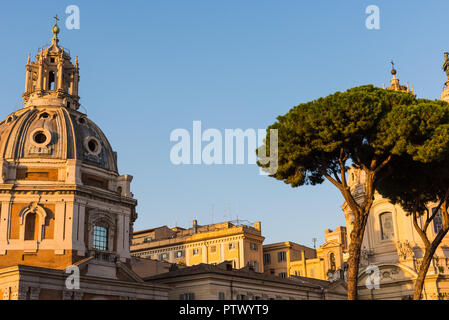 Santa Maria di Loreto dome de la Piazza Venezia à Rome, Italie Banque D'Images