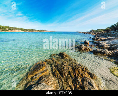 L'eau turquoise à Cala Andreani dans l'île de Caprera, Sardaigne Banque D'Images