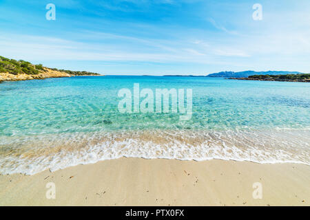 L'eau turquoise à Cala Andreani dans l'île de Caprera, Sardaigne Banque D'Images