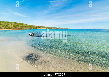 L'eau turquoise à Cala Andreani dans l'île de Caprera, Sardaigne Banque D'Images