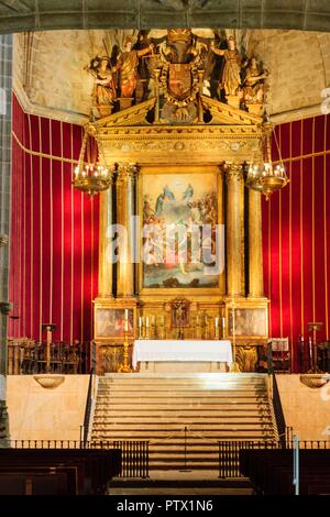 Retablo mayor y pintura la exaltacion de la Trinidad, trasunto de la celebre Gloria de Tiziano , église de una sola nave y de cabecera poligonal, Monasterio de San Jerónimo de Yuste , siglo XV, comarca de de la Vera, Cáceres, Extremadura, Espagne, Europa. Banque D'Images