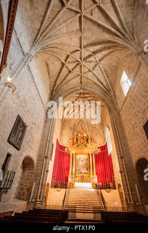 Retablo mayor y pintura la exaltacion de la Trinidad, trasunto de la celebre Gloria de Tiziano , église de una sola nave y de cabecera poligonal, Monasterio de San Jerónimo de Yuste , siglo XV, comarca de de la Vera, Cáceres, Extremadura, Espagne, Europa. Banque D'Images