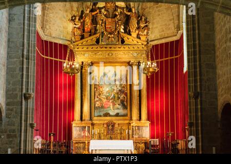 Retablo mayor y pintura la exaltacion de la Trinidad, trasunto de la celebre Gloria de Tiziano , église de una sola nave y de cabecera poligonal, Monasterio de San Jerónimo de Yuste , siglo XV, comarca de de la Vera, Cáceres, Extremadura, Espagne, Europa. Banque D'Images