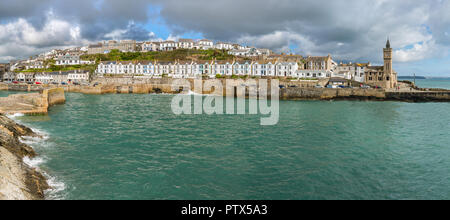 Coudy sky en mai sur le port de Porthleven, Cornwall Banque D'Images