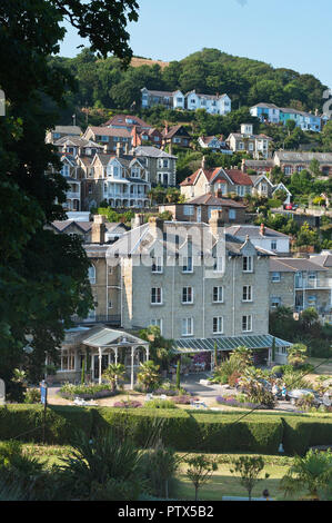 Ville de falaise, l'Hôtel Royal en premier plan, Ventnor, île de Wight, Royaume-Uni Banque D'Images