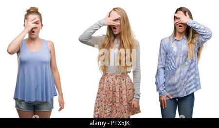 Collage de groupe de femmes de plus blonde fond isolé avec des pics de shock couvrant le visage et les yeux avec la main, regardant à travers les doigts avec embarrassé Banque D'Images
