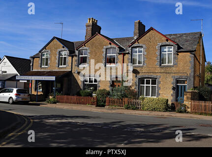 Sur un beau matin d'automne le soleil brille sur les maisons et la Galerie d'Art sur Manor Road à Brackley dans le Northamptonshire. Banque D'Images