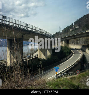 L'Europe, Italie, Menaggio, Lac de Côme, l'autoroute routes menant à Lecco Banque D'Images