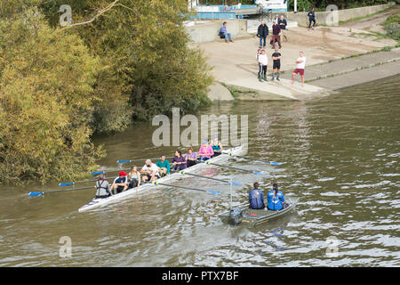 Un huit avec barreur mixte sur la Tamise, Barnes, London, SW13, UK Banque D'Images