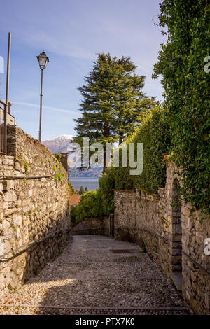 L'Europe, Italie, Menaggio, Lac de Côme, un pont de pierre sur un plan d'eau Banque D'Images