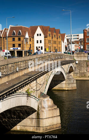 Maidstone, Kent, Royaume-Uni, du centre-ville, 1879 pont Broadway à travers Rivière Medway construit par Sir Joseph Bazalgette Banque D'Images