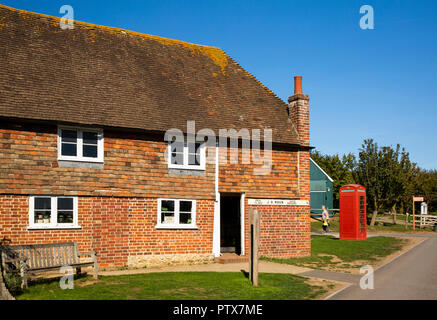 UK, Kent, Maidstone, Maidstone, Kent Life open-air Museum & Heritage Farm Park, Lenham Cottages & old red K6 phone box Banque D'Images