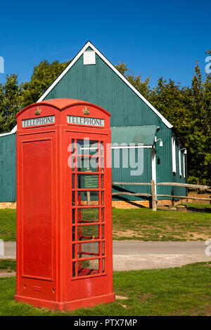 UK, Kent, Maidstone, Maidstone, Kent Life open-air museum et heritage farm park, old red K6 téléphone fort et tôle ondulée Ulcombe Village Hall Banque D'Images