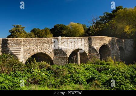 Maidstone, Kent, UK, Teston, ancienne C 14 ou C 15 ragstone pont sur la rivière Medway, transportant de la route B2163 Banque D'Images