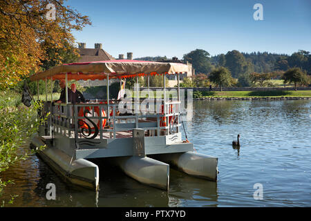 Maidstone, Kent, Royaume-Uni, Leeds Castle, bateau approchant jetée pour prendre les touristes en voyage autour du lac Banque D'Images