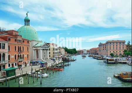 Venise, Italie - le 13 juin 2016 : La vue de Ponte degli Scalzi vers le Grand Canal avec l'église de San Simeone Piccolo sur la gauche avec son dôme en grève Banque D'Images