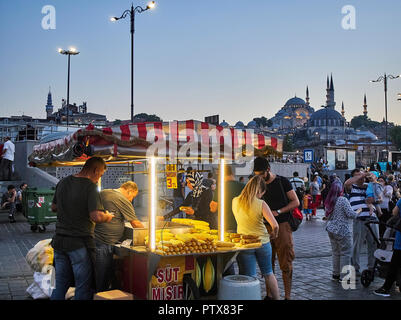 Istanbul, Turquie - le 7 juillet 2018. Blocage des épis de maïs dans une rue d'Eminonu, un ancien quartier d'Istanbul, Turquie, avec le Rustem Pasa Camii et Suleyma Banque D'Images