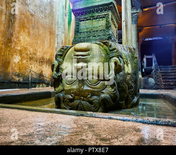 Tête en bas tête de Méduse dans la Citerne basilique souterraine, également connu sous le nom de Yerebatan Sarnici. Istanbul, Turquie. Banque D'Images