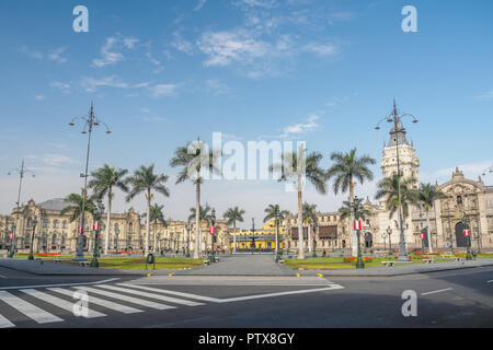 Lima Plaza de Armas avec la cathédrale et le Palais du Gouvernement du Pérou. Banque D'Images