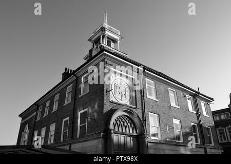 Image en noir et blanc de l'hôtel de ville historique de Stockton, Stockton-on-Tees, Royaume-Uni, prise lors d'une matinée ensoleillée d'automne avec un ciel clair. Banque D'Images