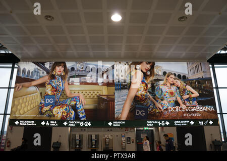 L'aéroport de Milan, Italy-April 2, 2018 : Dolce et Gabbana publicité à l'aéroport de Milan Malpensa Banque D'Images