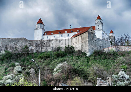 L'ancien château, ou hrad, de Bratislava est situé sur une colline surplombant la vieille ville. C'est un jalon historique dans la Slovaquie. Banque D'Images