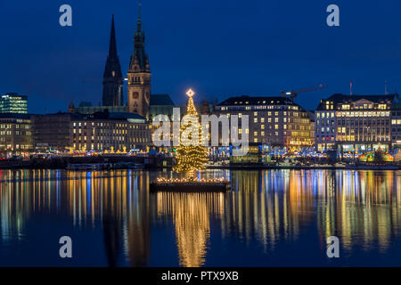 Vue depuis le pont Lombardsbrücke (Lombards) de l'hôtel de ville et église Saint Nicolas en hiver, Hambourg, Allemagne, Europe Banque D'Images