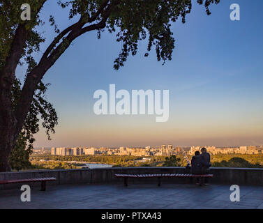 Grande ville moderne d'Urbanisme et Paysage couple on bench Banque D'Images