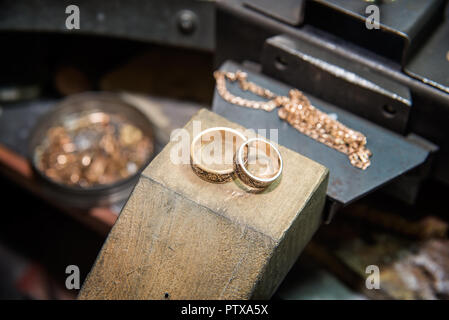 Bureau de travail pour l'artisanat des bijoux avec des outils Banque D'Images