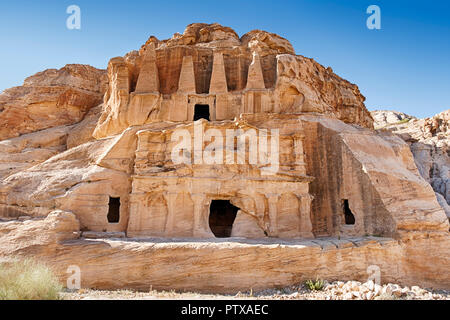 Le Triclinium est construit en face de l'Obélisque tombe près de l'entrée de la nécropole de Petra en Jordanie. Banque D'Images